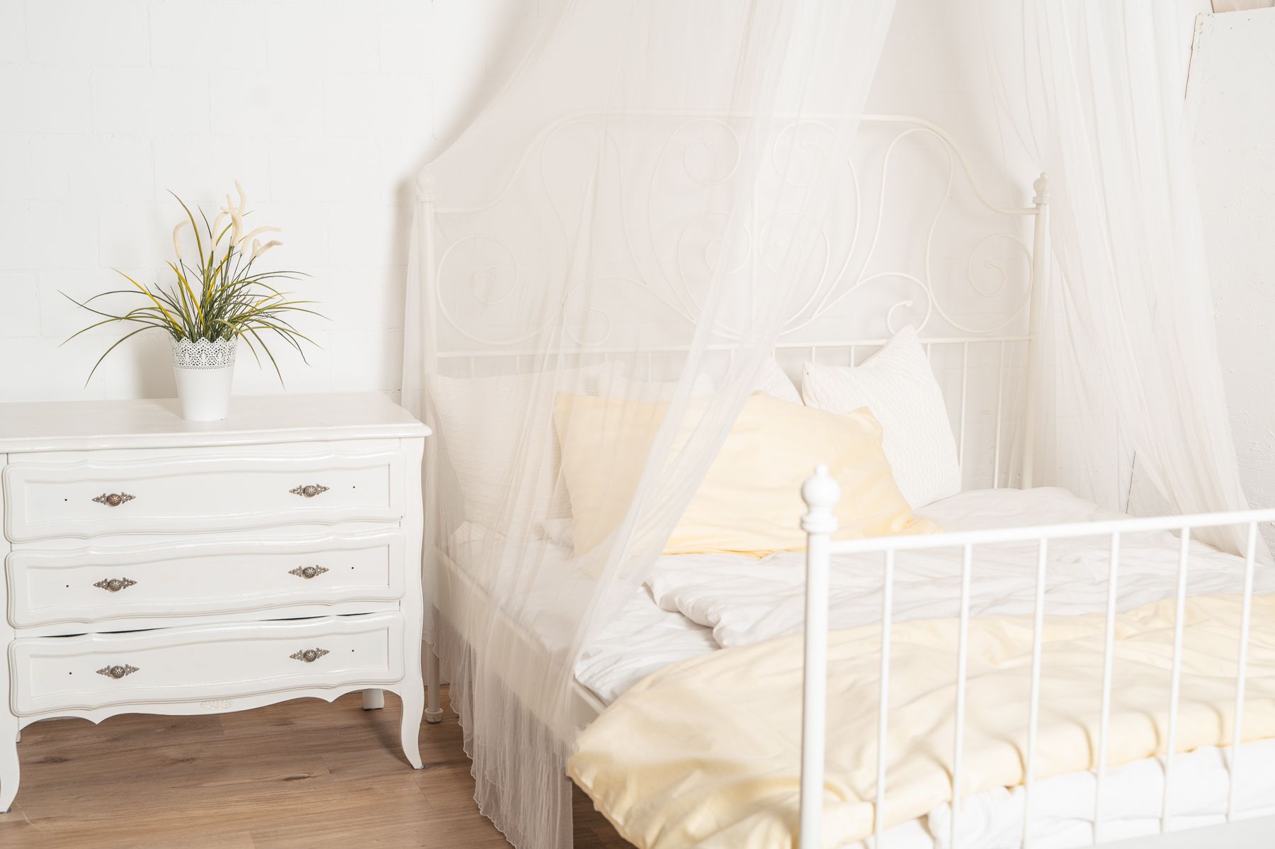 Helles Schlafzimmer-Set mit weissem Bett und Kommode