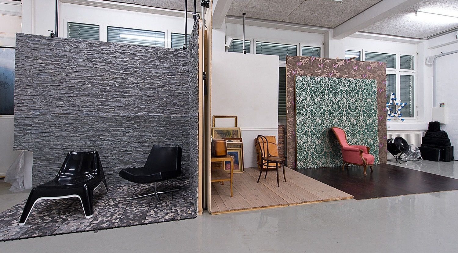 Verschiedene Fotosets mit Steinwand, Tapete und Sesseln im Fotostudio Zürich